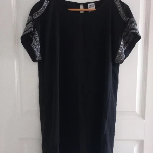 Jätte fina blus med silver gliter - Jätte fina blus med silvertillbehör .str 36/38.Välkommen