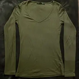 As snygg långärmad tröja från Lager 157!! Säljer pga att den inte passar. I storlek XS.  Endast använd några gånger!!☺️