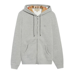Burberry Zip Hoodie - (Egna bilder finns) En jättesnygg burberry hoodie som är i helt nyskick🤩🤩 Passar perfekt till vintern❄️Köpt här på plick och vad vi fått sagt så är den äkta