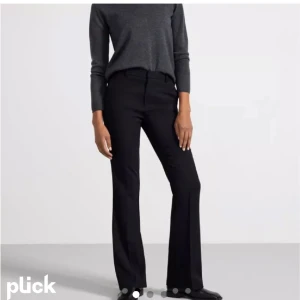 Kostymbyxor  - Bra skick  säljs pga förlånga - jag är 170cm  Modellen på byxan är Fiona   Nypris-599 