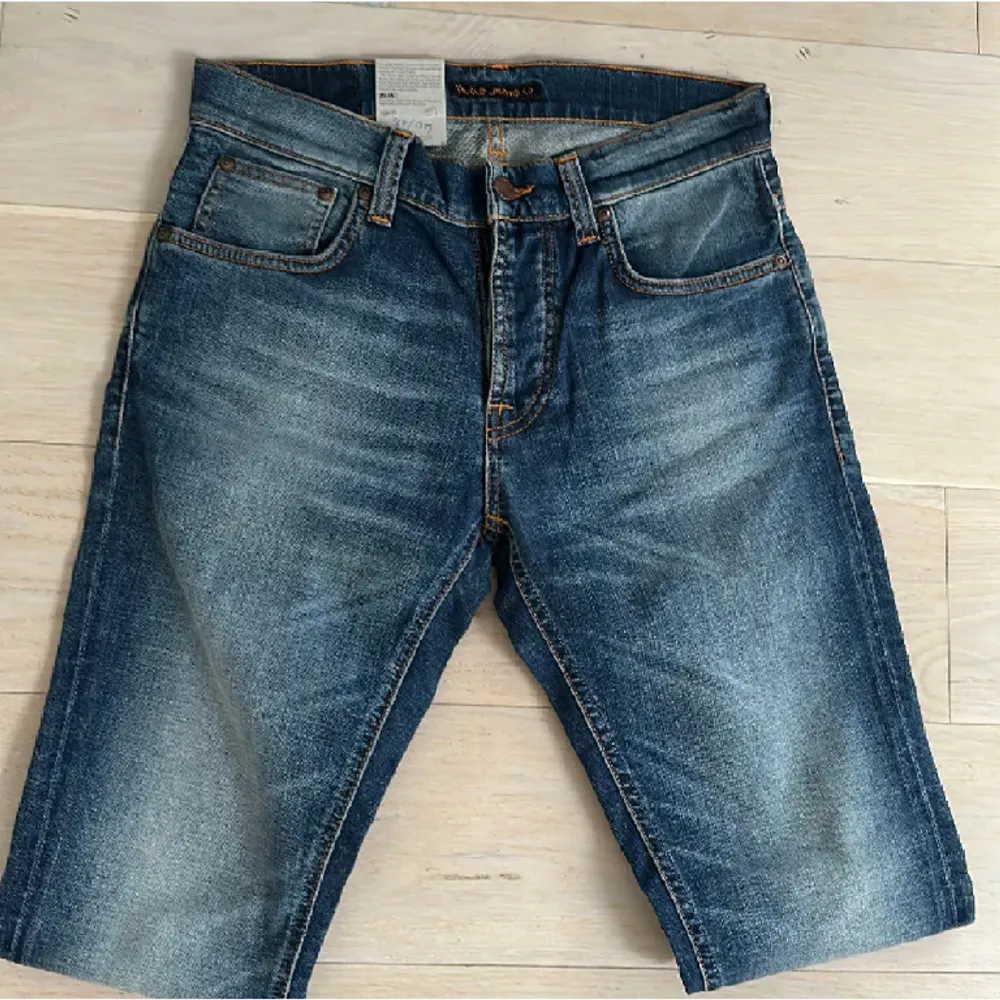 Ett par helt nya Nudie Grim Tim jeans i en snygg mörkblå tvätt. Jeansen är köpta på Nudie butiken i Stockholm och prislappen kvar.. Jeans & Byxor.