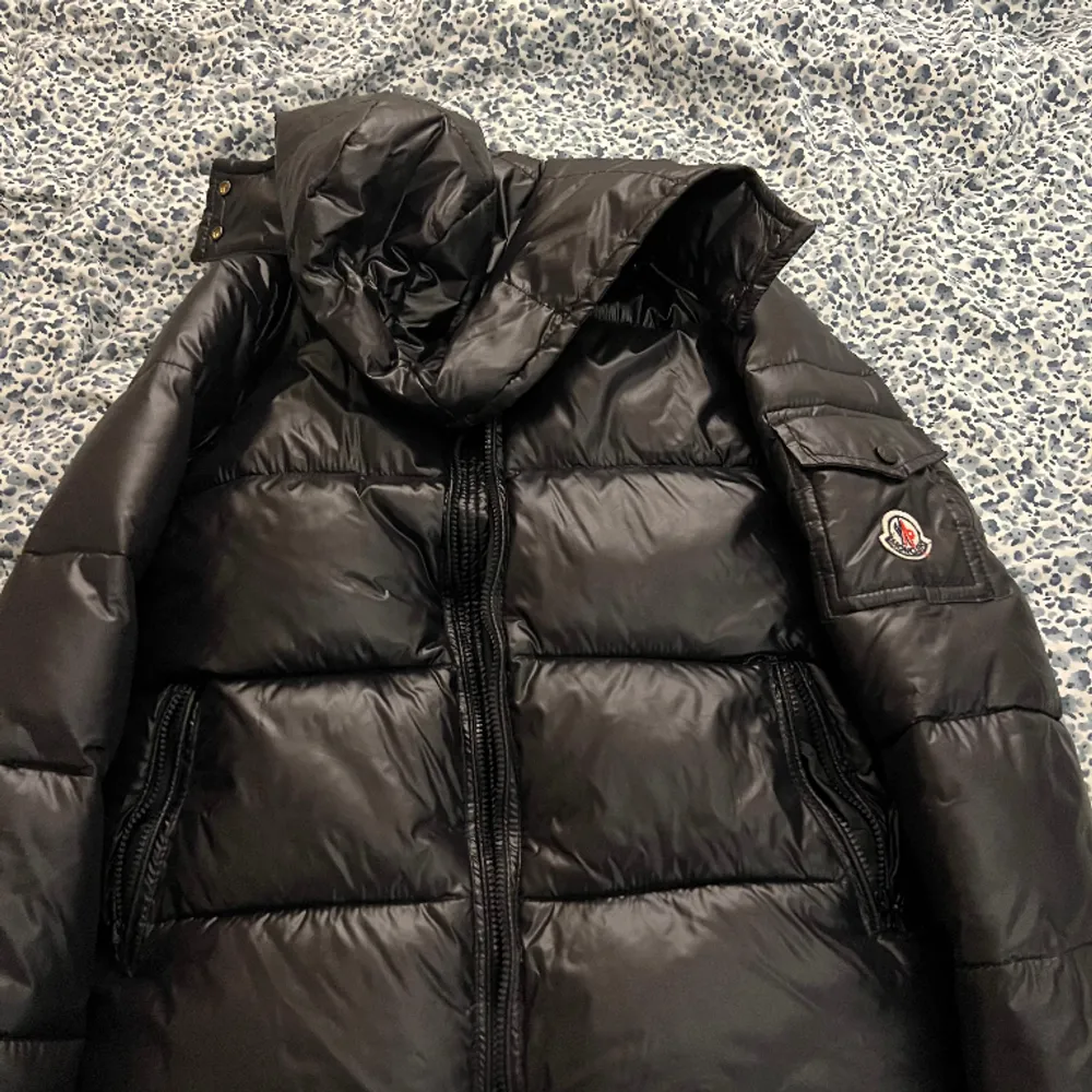 En väldigt snygg moncler jacka som inte är så använd. Väldigt skön och lätt att ha på sig.. Jackor.