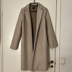 Kappa  - Jätte fin kappa från zara, jag har kanppt använt den så den är i bra skick. Storlek S 