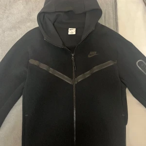Nike tech fleece - Säljer min brors nike tech kofta✨ Äkta från JD sports, knappt använd! Nypris: 1,300kr. Storleken kan kännas lite större. Kontakta mig vid fler bilder/ frågor!