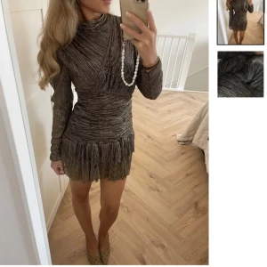 Glittrig klänning - Säljer vidare denna klänning då den inte riktig passa som jag ville , endast testad med taggen kvar. Perfekt nyårsklänning🩷om du väljer köp nu använd snälla post nord eller instabox!