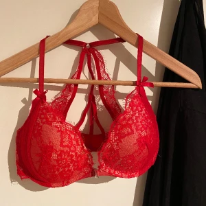 röd spetts bh - den köpt på hunkemöller för ca 400kr är använd 1 gång säljer för att den ej passar mig 