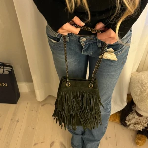 Väska✨✨ - Grå/grön axelremsväska i mocka✨✨ Bredd:28, Djup:16, Höjd:24