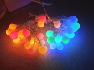 HELT NY Flerfärgad USB ljusslinga, 40 lampor, ca 3-6 meter lång.  - HELT NY Flerfärgad ljusslinga, 40 lampor, ca 3-6 meter lång. Bollar ca 1,5 cm stora, frostade/matta. OBS! USB-kontakt, så kopplas till USB-jack. Felfri i originalförpackning.