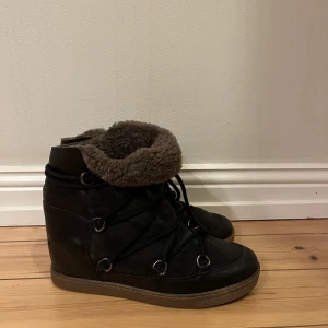 Isabel Marant Snow Boots - Säljer mina jättefina Isabel Marant Snow Boots med kilklack i storlek 40. Jättefint skick! Nypris 6850kr