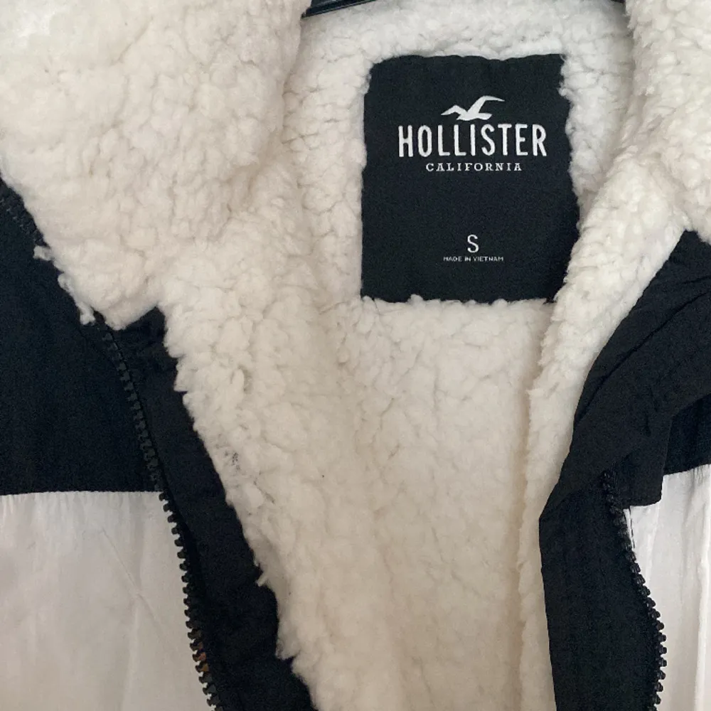 Fodrad jacka från Hollister i fint skick. Jackor.