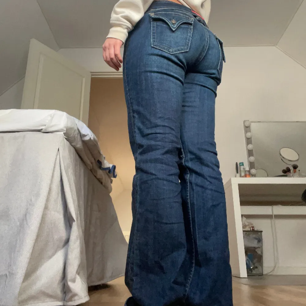 Skit snygga lågmidjade jeans passar mig som har storlek 36, går att ha nedvikta som jag har på första bilden bra skick!. Jeans & Byxor.