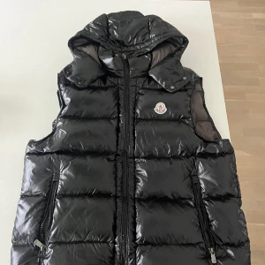 Monclear väst  - Väldigt nyskick.  Går att skanna. Detta är en size 3. Osäker på om det är M eller L Vet bara att det är size 3