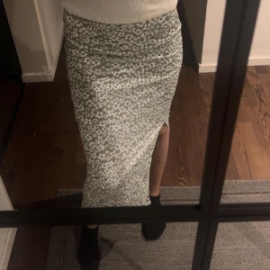 Kjol - En kjol med slits på sidan som ej passar mig längre. 