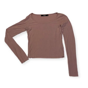 Långärmad top - Denna tröjan är mjuk och tunn. Sitter jättefint på. Materialet är smått ribbad. Långa ärmar som man kan dra över handen. Lagom croppad. Så söt💗🥹