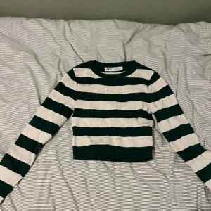 Zara topp -  Superfin croppad grön och vit randig Sara topp. Säljer på grund av att den är för liten och kanske använd ca 15 gånger utan några defekter!! 80kr!