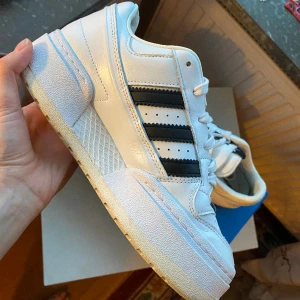 Adidas Forum XLG W Platform EU 40 - Adidas platforms i skinn - Damstorlek EU 40 // US 8 // UK 6,5. Nyskick - inga skador. Använda under en helg, men behöver säljas pga fel storlek för mig. Inköpta från Asos i höstas. Kan mötas i Sthlm/Uppsala eller posta. Flexibelt pris. Älskar dessa🤍🖤