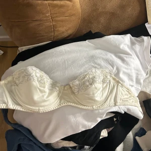 Bandels bh - Denna d gammal hitta den i min farmors hus som hon köpt till mig som jag bara testat dock, satt skönt inget obekvämt va väldigt bra