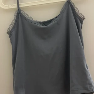 2st linnen - Ett blått och ett vitt linne, sitter jätte fint och är fina men jag tycker inte som passar mig och vad jag gillar kan säljas separat för 50kr