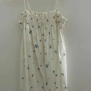 Jätte fin sommar klänning - Denna fina klänningen går ner straxt under rumpan sitter fint och är jätte fin och bekväm under sommaren