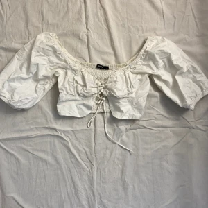 SÖT TOPP - jättefin topp med ballongärmar och snörning där fram🫶🏼lite missfärgning på insidan av baksidan, inget som syns när den är på.