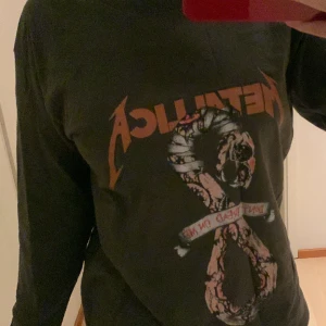 tröja  - stl M, fast är lite mindre, från metallic🫶