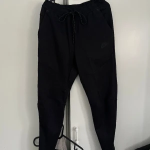 Nike tech fleece byxor - Helt nya Nike tech byxor. Bara testade men inga defekter elr skador. 10/10 skick Skriv om ni har några frågor! 