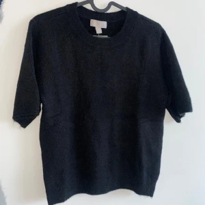 Stickad tshirt  - Såå fin stickad t-shirt från h&m som är helt slutsåld💕 helt oanvänd med prislappen kvar❤️