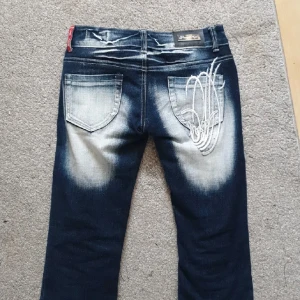 Young age - Hej! Säljer dessa såså coola jeansen från Young age! Riktigt snygga och coola detaljer med rhinestones på rumpan. MÅTT - midja, ca 75cm. 🌟🌟🌟