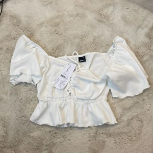 Gina Tricot blus - Oanvänd blus i strl Xs