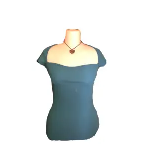 Blå square neck klänning! Kan användas som både klänning och vanlig tröja😸 storlek xs men väldigt stretchig så passar nog även M