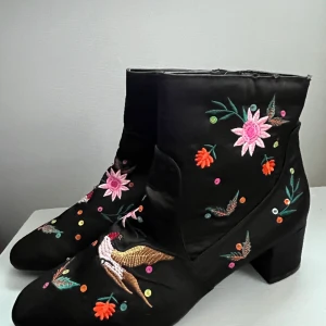 Stövlett med brodyr  - Svarta stövletter med brodyr. Oanvända. 