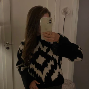 Stickad tröja - Säljer denna jättefina varma stickade tröjan💕💕 den är endast använd ett fåtal gånger, och är som i nyskick! Säljer då jag rensar garderoben och denna har bara tyvärr inte kommit till så stor användning av mig 💌