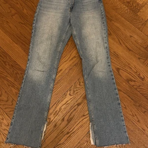 Zara jeans - Jeans med slitsar längst ner. Storlek 36. Dem är lite stora på mig som är normalt en storlek 36. Sparsamt använda.
