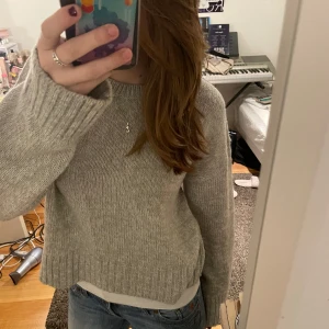 Stickad tröja - Säljer denna mysiga stickade tröja då den inte kommer till användning 💓tryck gärna på köp nu