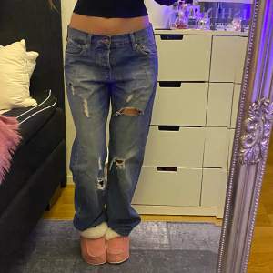 Jeans med slitningar från hm  Storlek 29 