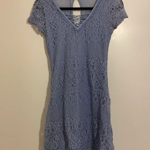 Klänning - Så fin blommig spets klänning i en jättefin blå färg! Användes till skolavslutningen i sexan och på somrarna! Såååå fin från hollister i storlek S! Säljer då den är för kort för mig nu då jag är 176!