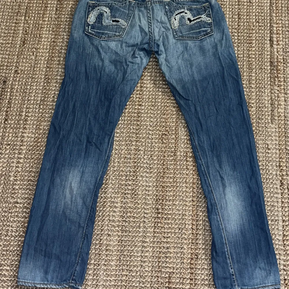 Säljer dessa evisu jeans pga att de är för korta för mig. Skriv om du har några frågor eller vill se hur de ser ut på💓😊 Skriv gärna innan du köper!:). Jeans & Byxor.