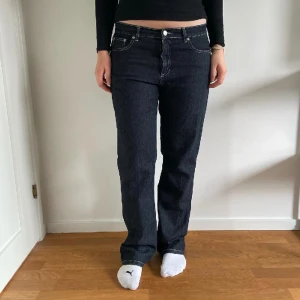 Medelhöga raka/vida jeans💙 - Modellens längd: 172 cm  Storlek: motsvarar 38-42  Fraktkostnad tillkommer om man ej vill mötas upp i Malmö/Lund  Midja: 42 cm Innerbenslängd: 77 cm Lårvidd: 29 cm