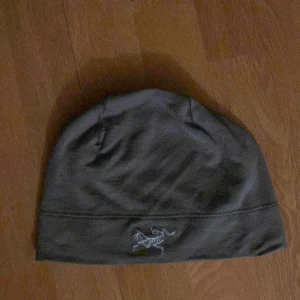 Arcteryx mössa - Tunn men varm arcteryx mössa, perfekt skick. Snygg grå grön färg. - Självklart äkta