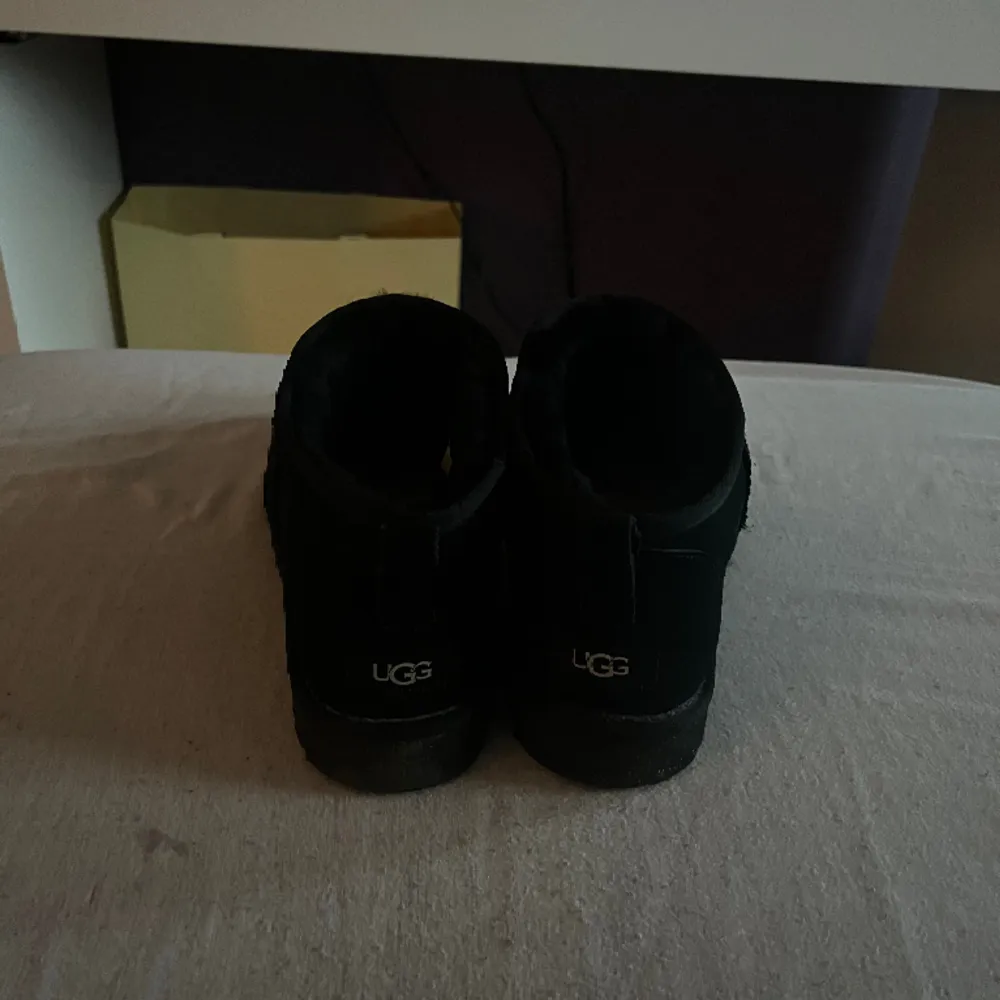 Säljer nu mina uggs pågrund av att de inte passar min bror som de var menade att gå till. Helt nya och använda endast 1 gång. Mycket fint skick. Passar både tjejer och killar. . Skor.