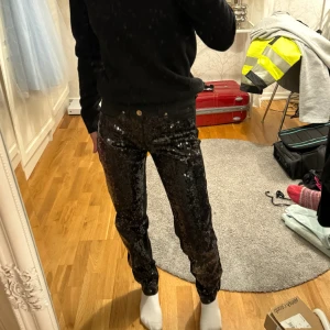 Glitter byxor  - Säljer dessa glitter byxor från Hm, köpt för några år sedan. Storlek 38 och passar på mig som oftast har 32-34 bara stora i midjan. Stretchiga.