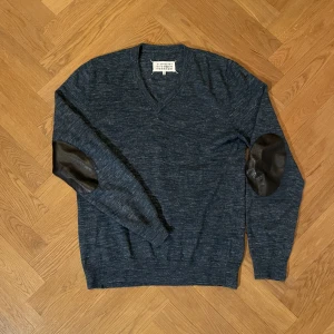 Maison margiela tröja  - SÄNKT PRIS!  Tja! Säljer min stickade maison margiela tröja med arm patches i läder. Nypris runt 10000, säljer för endast 899! Låga priset pga inget kvitto. Storlek M men passar S också. Skriv till mig vid frågor och funderingar.