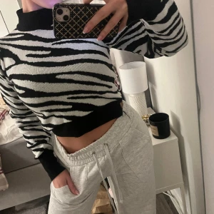 Stickad tröja  - Stickad tröja i zebra mönster Storlek s