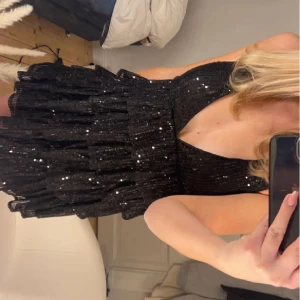 glitter klänning! - säljer denna glitter klänning! perfekt till nyår❤️ endast använd 1 gång (lånade bilder)