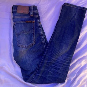 Nudie jeans -  Jag säljer de hära riktigt fräscha jeansen på grund av att de inte kommer till så mycket användning. Jag har inte använt dem mycket alls. Ny pris är 1600 men mit pris är 450kr