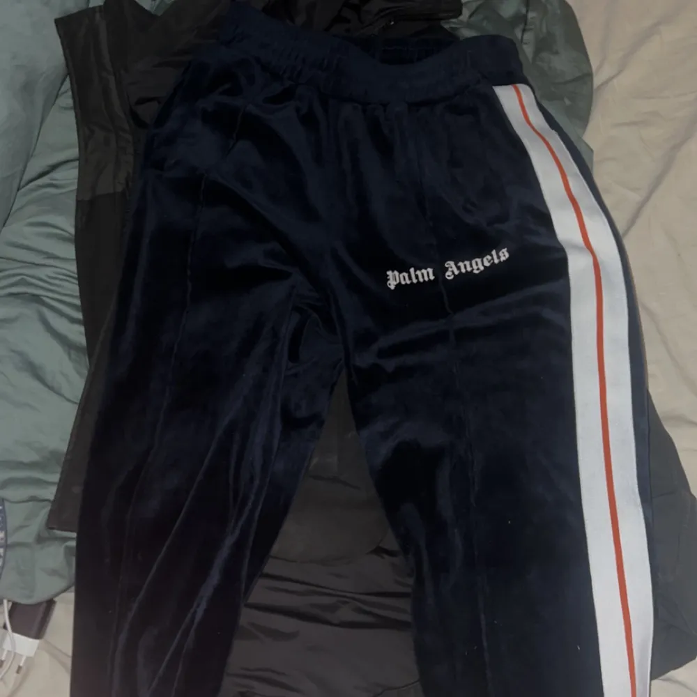 Palm Angels Trackpants i silk material riktigt snygga & skönt material svåra & få tag i , självklart äkta. Farkut & Housut.
