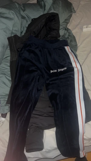 Palm Angels Trackpants Chenile  - Palm Angels Trackpants i silk material riktigt snygga & skönt material svåra & få tag i , självklart äkta