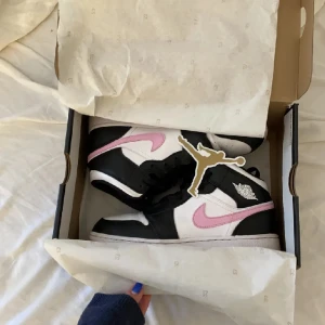 Jordan 1 mid arctic pink - Superfina Jordans som passar till allt!! Tyvärr så kommer dom inte till användning längre, dom är i nyskick då dom bara används ett fåtal gånger. Bilderna är lånade, så skorna är inte lika smutsiga. Skriv privat för fler bilder💞Köpta för 3600kr.