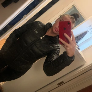 Armani jacka  - Säljer en äkta Armani jacka som är i fint skick som också är figursydd. 