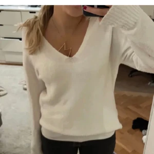 Vit v-ringad stikad - Jätte fin vit v ringad stickad tröja från amisu 